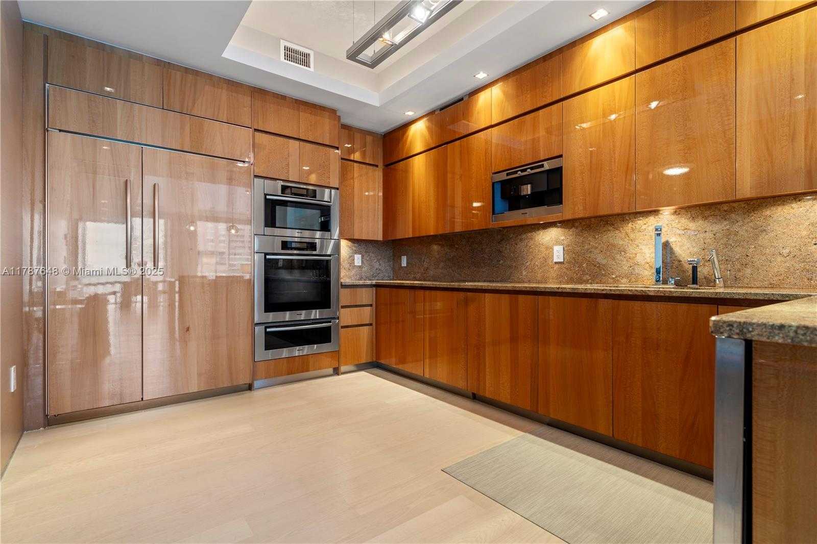 Small Image of 50 SOUTH POINTE DR #2703, Miami Beach Number 6
