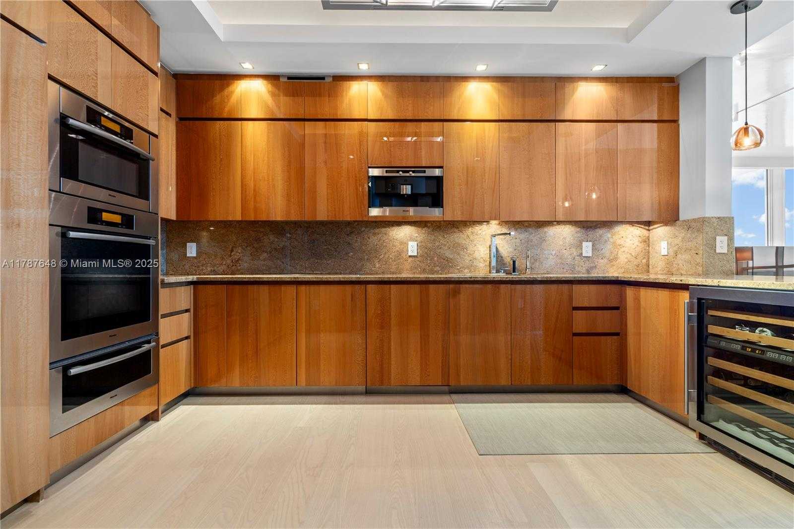 Small Image of 50 SOUTH POINTE DR #2703, Miami Beach Number 7