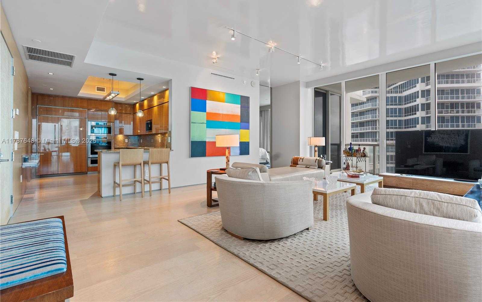 Small Image of 50 SOUTH POINTE DR #2703, Miami Beach Number 9