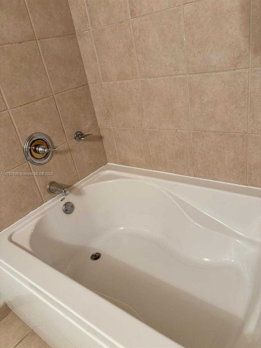 Small Image of 19501 WEST COUNTRY CLUB DR #2601, Aventura Number 9