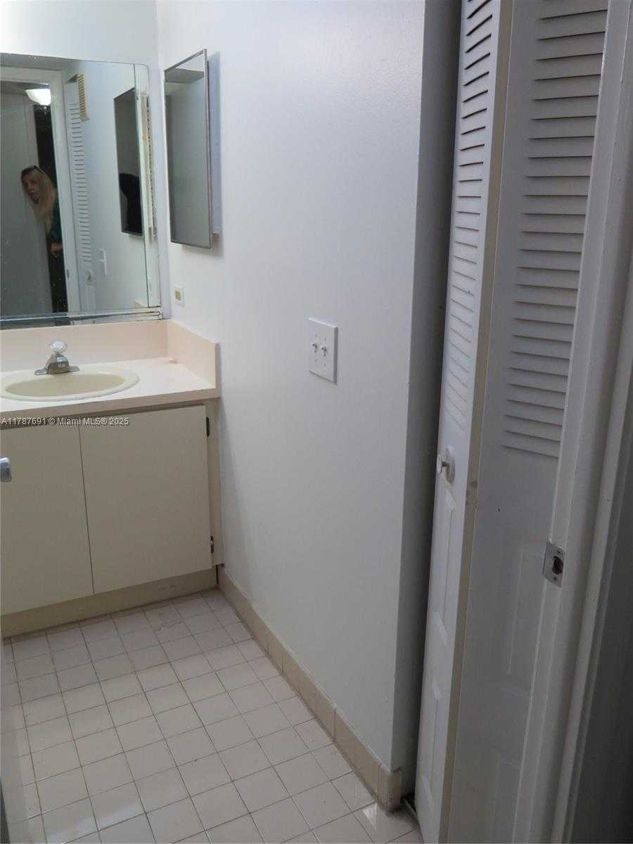 Small Image of 8180 #130, Doral Number 40