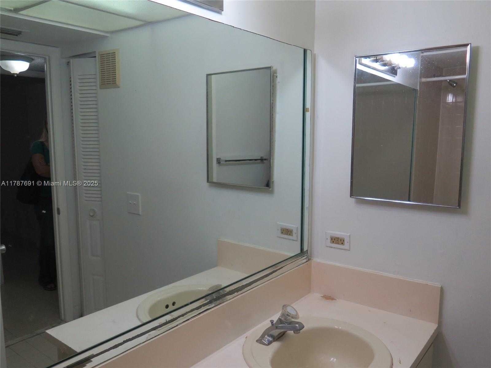 Small Image of 8180 #130, Doral Number 44