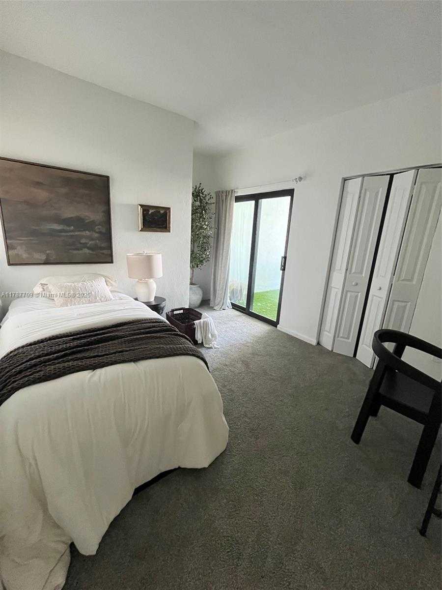 Small Image of 2526 PIERCE ST #12, Hollywood Number 11