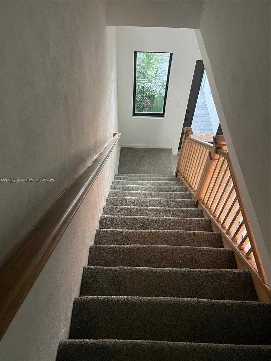 Small Image of 2526 PIERCE ST #12, Hollywood Number 8