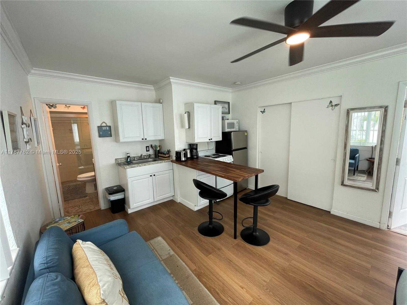 Small Image of 316 WALNUT #3, Hollywood Number 11