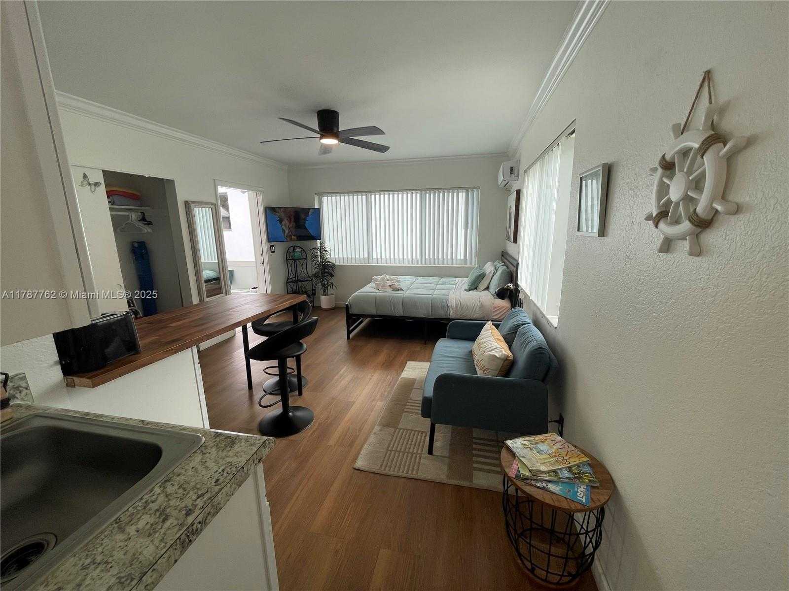 Small Image of 316 WALNUT #3, Hollywood Number 2
