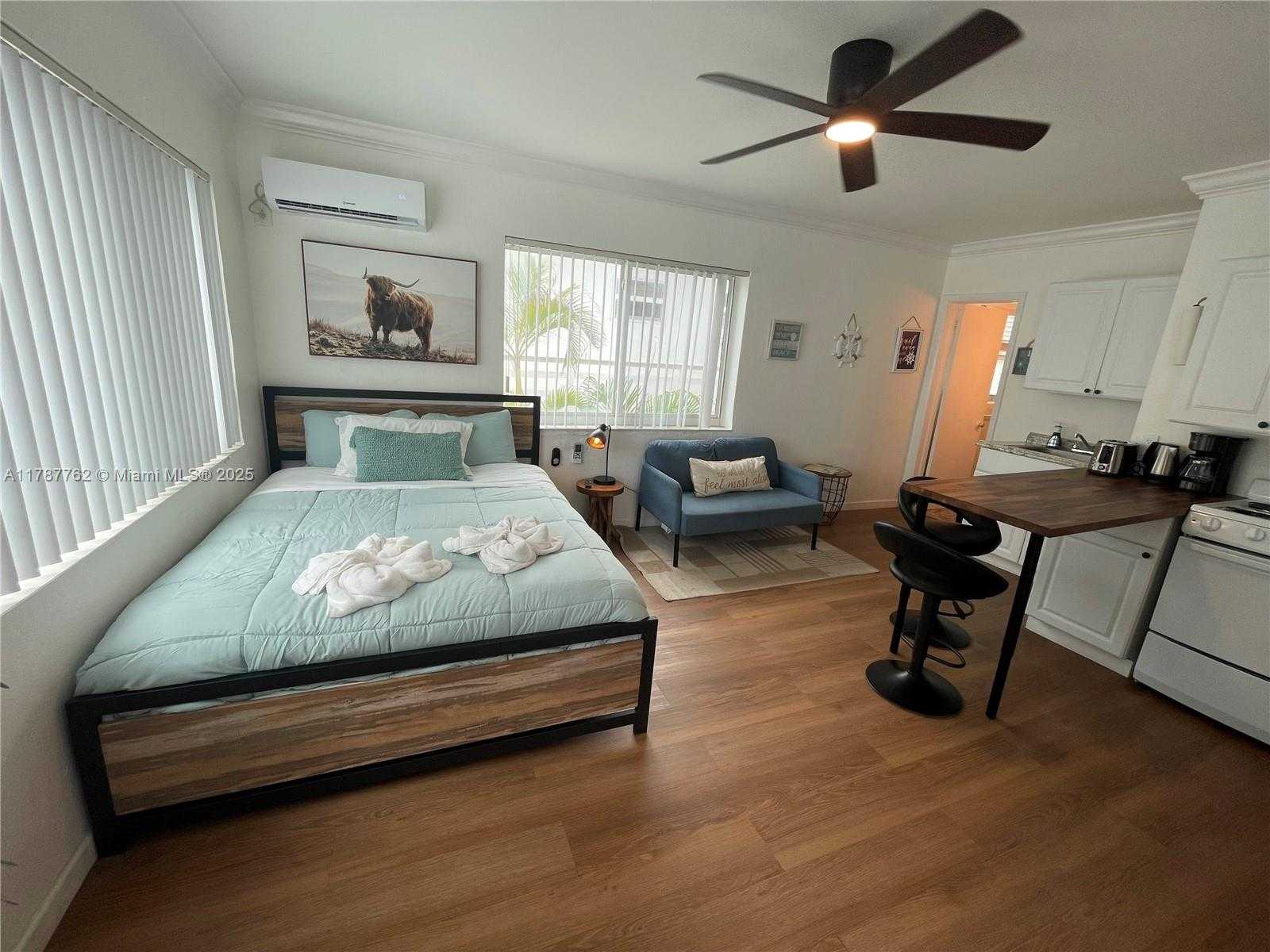 Small Image of 316 WALNUT #3, Hollywood Number 3