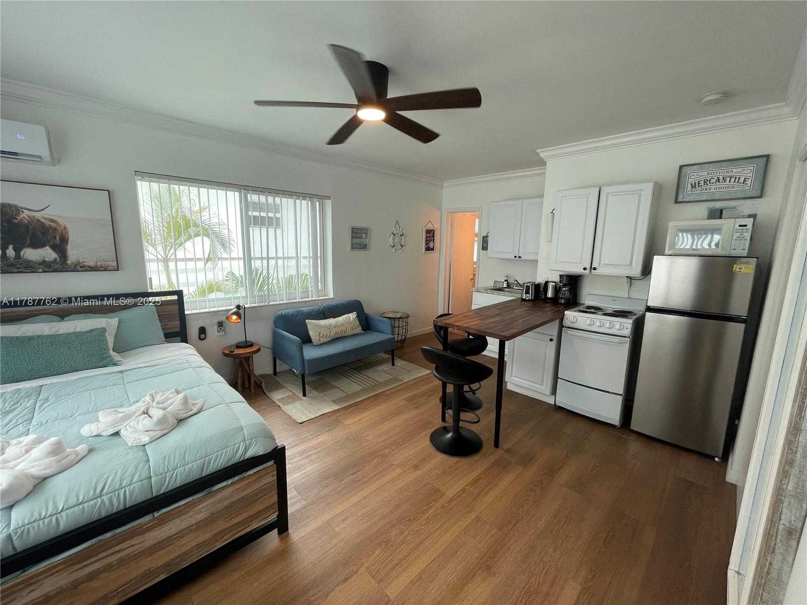 Small Image of 316 WALNUT #3, Hollywood Number 5