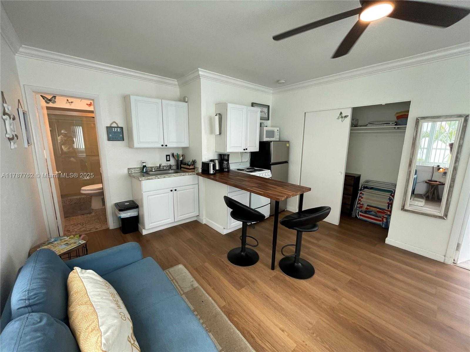 Small Image of 316 WALNUT #3, Hollywood Number 6