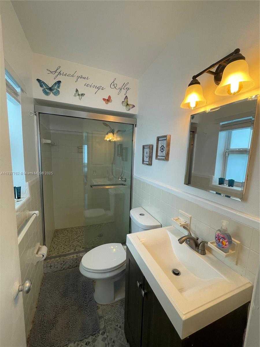 Small Image of 316 WALNUT #3, Hollywood Number 9