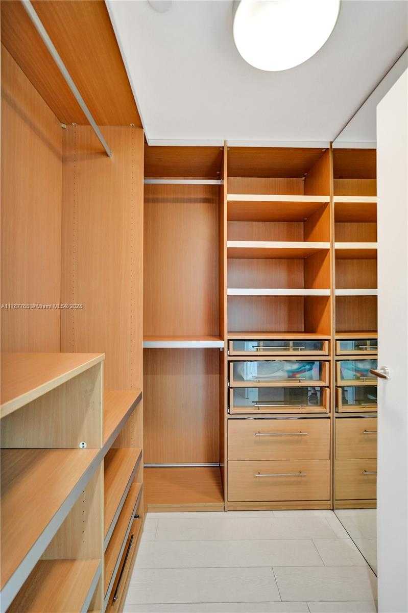 Small Image of 200 BISCAYNE BOULEVARD WAY #3211, Miami Number 14