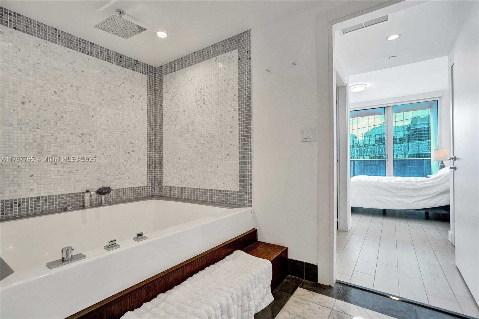 Small Image of 200 BISCAYNE BOULEVARD WAY #3211, Miami Number 15