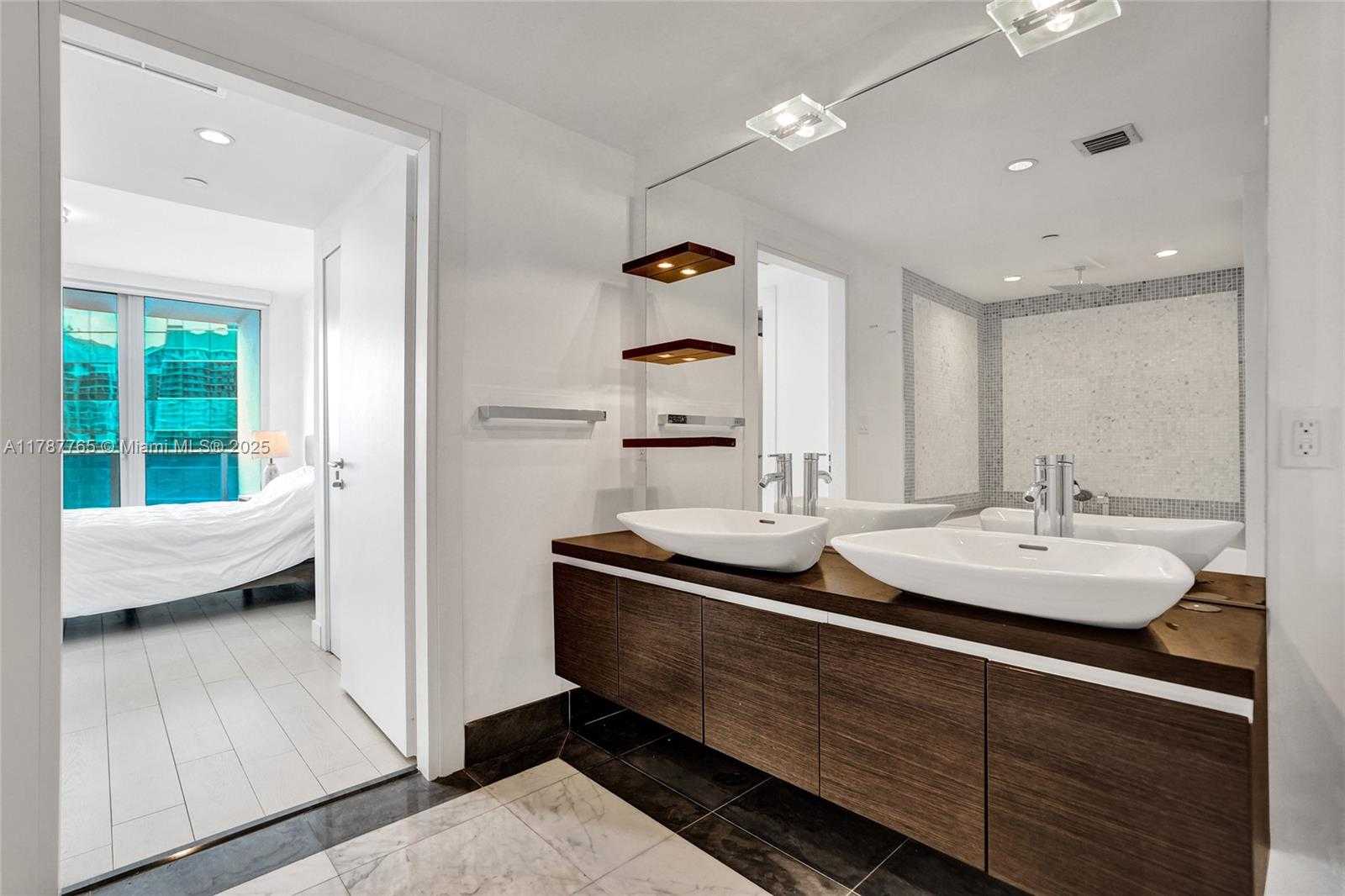 Small Image of 200 BISCAYNE BOULEVARD WAY #3211, Miami Number 16