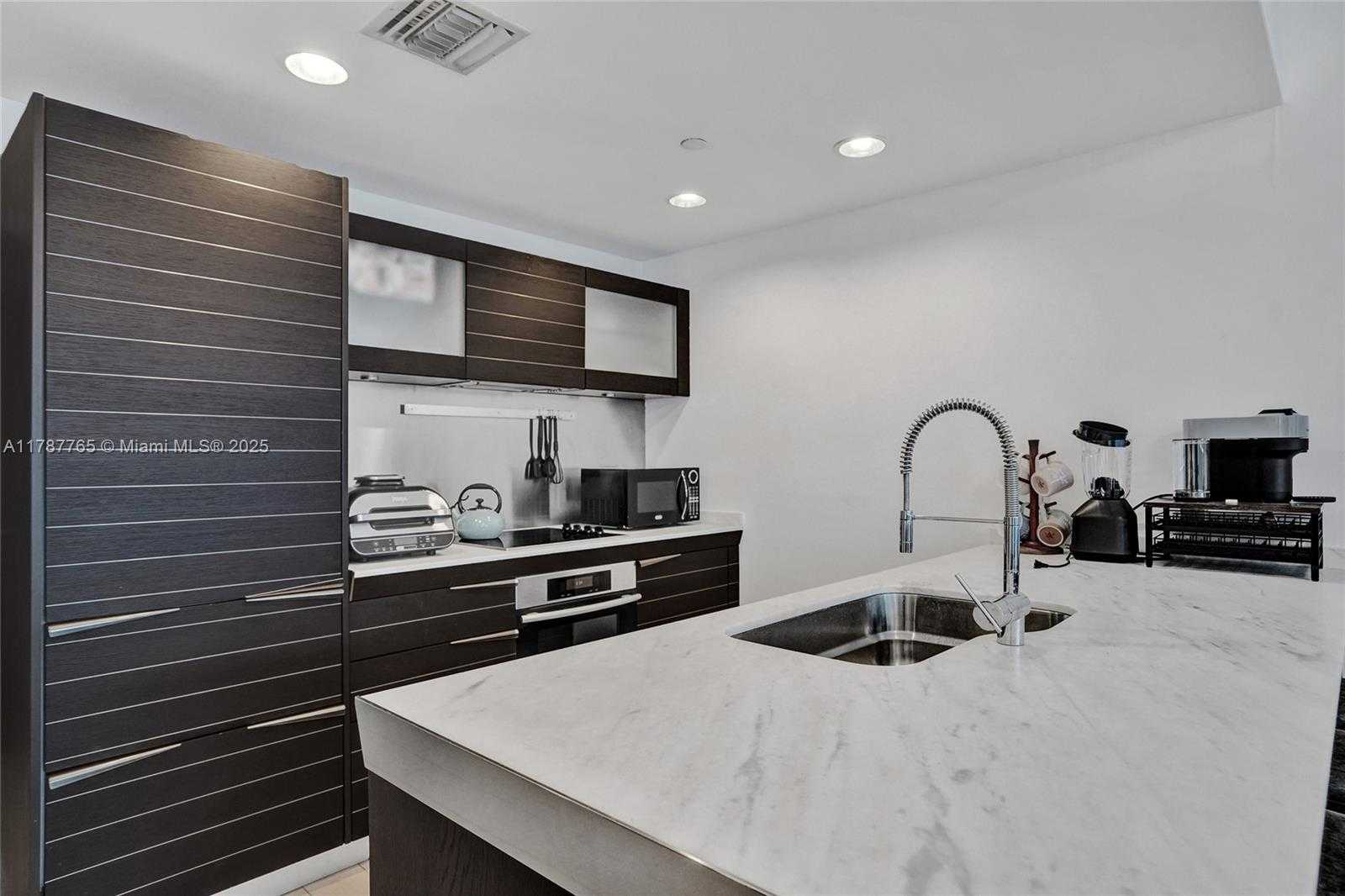Small Image of 200 BISCAYNE BOULEVARD WAY #3211, Miami Number 6
