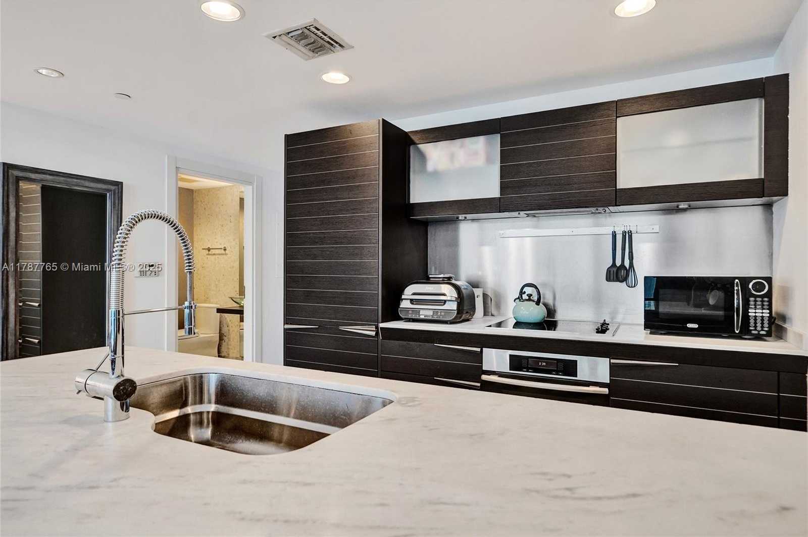 Small Image of 200 BISCAYNE BOULEVARD WAY #3211, Miami Number 7