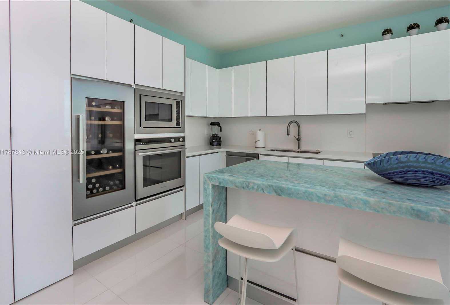 Small Image of 300 SOUTH POINTE DR #2104, Miami Beach Number 10