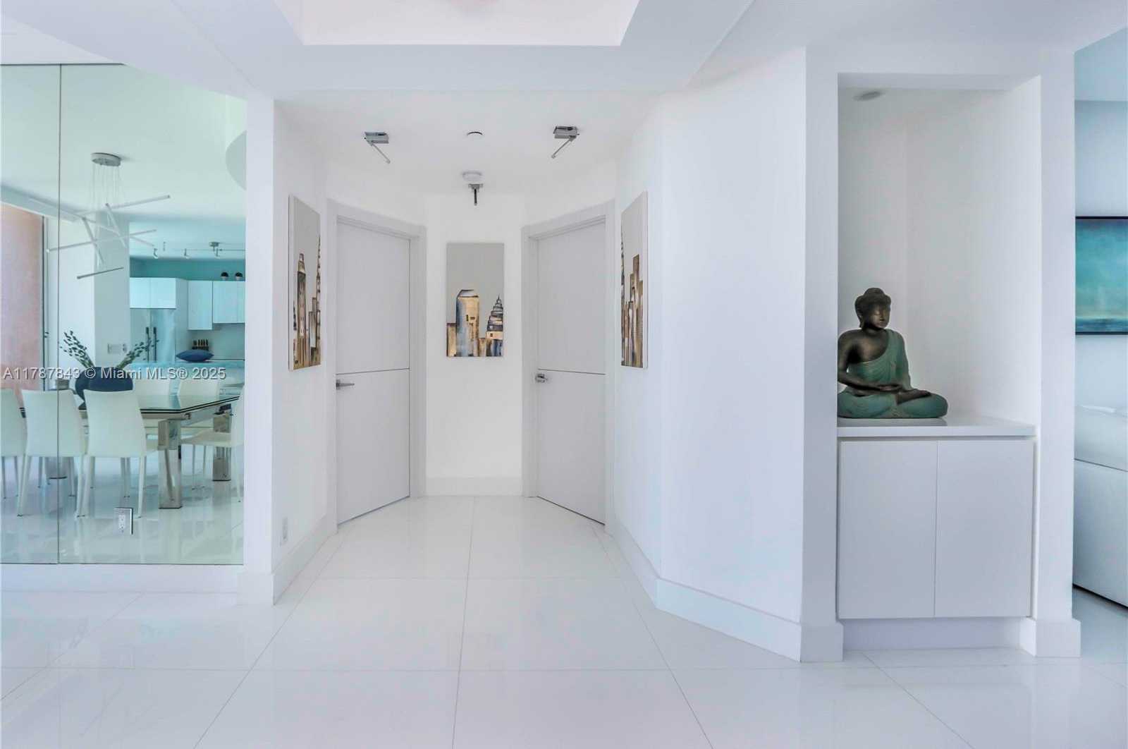 Small Image of 300 SOUTH POINTE DR #2104, Miami Beach Number 11