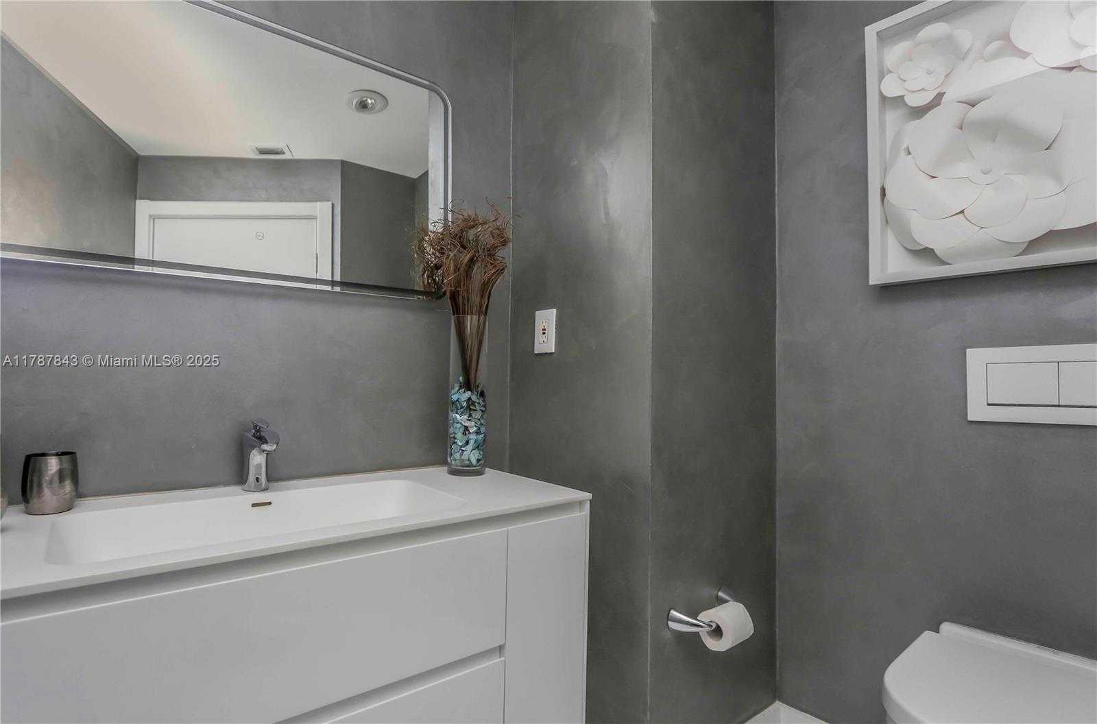 Small Image of 300 SOUTH POINTE DR #2104, Miami Beach Number 12