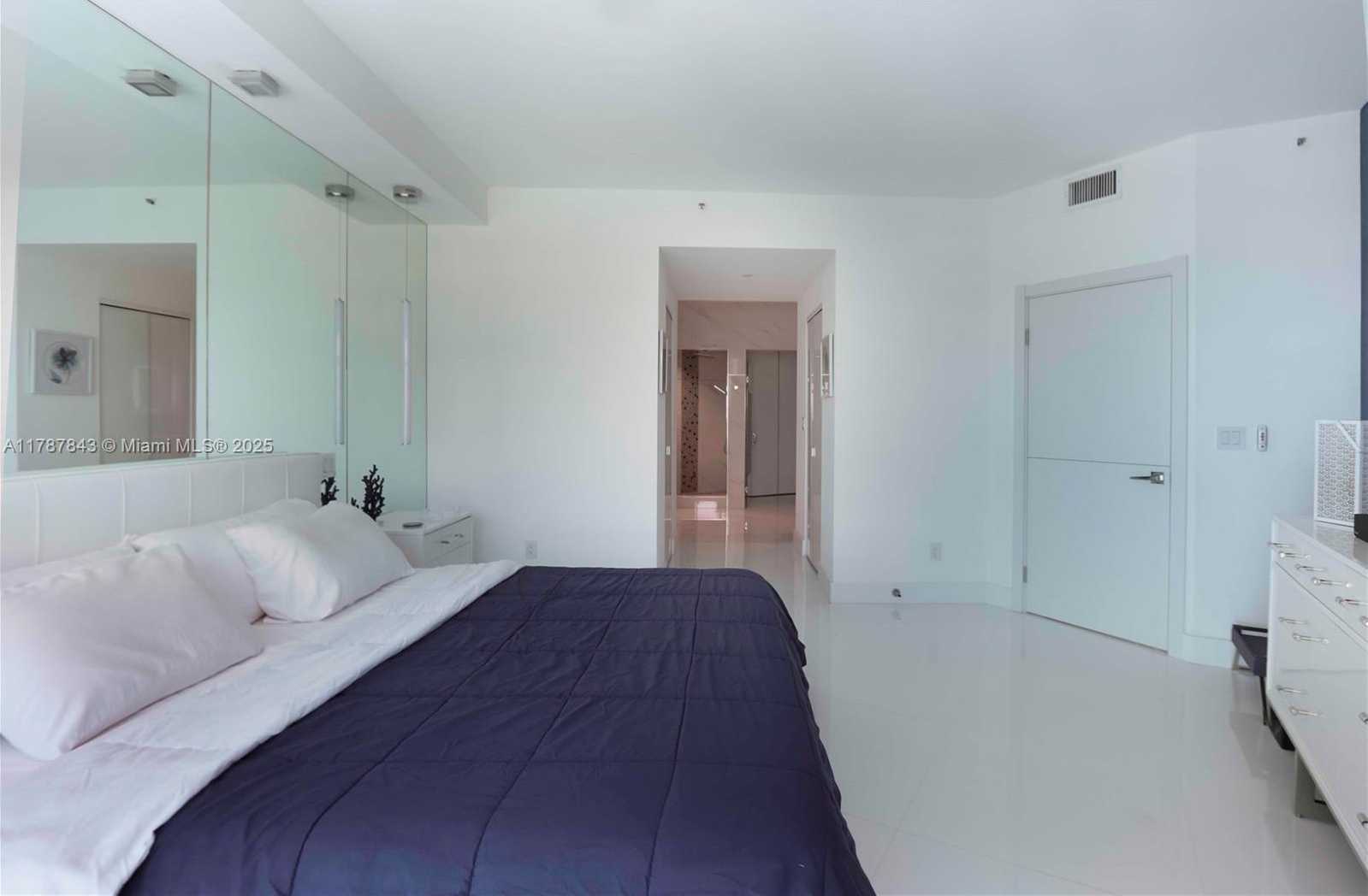 Small Image of 300 SOUTH POINTE DR #2104, Miami Beach Number 14