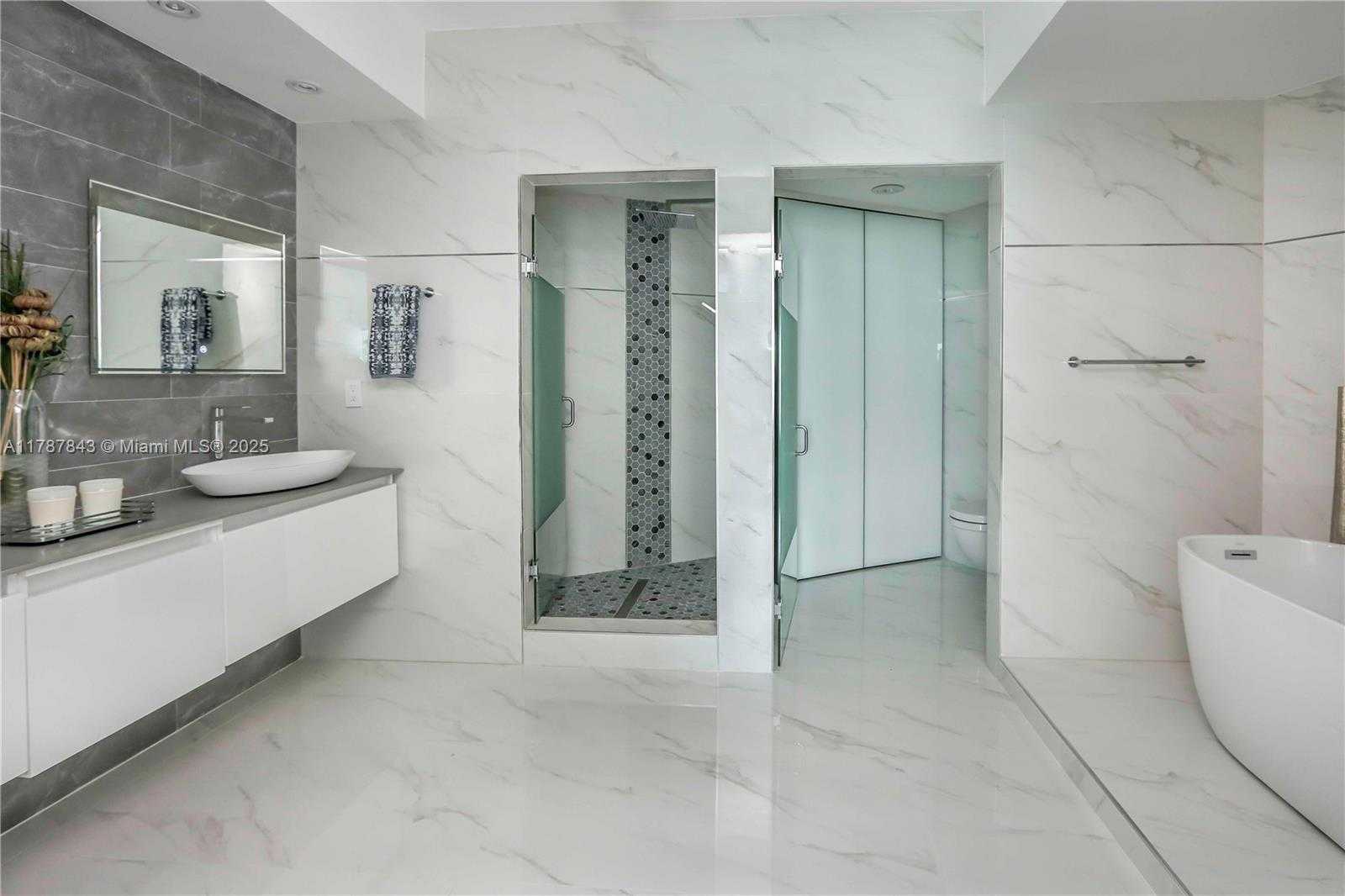 Small Image of 300 SOUTH POINTE DR #2104, Miami Beach Number 15
