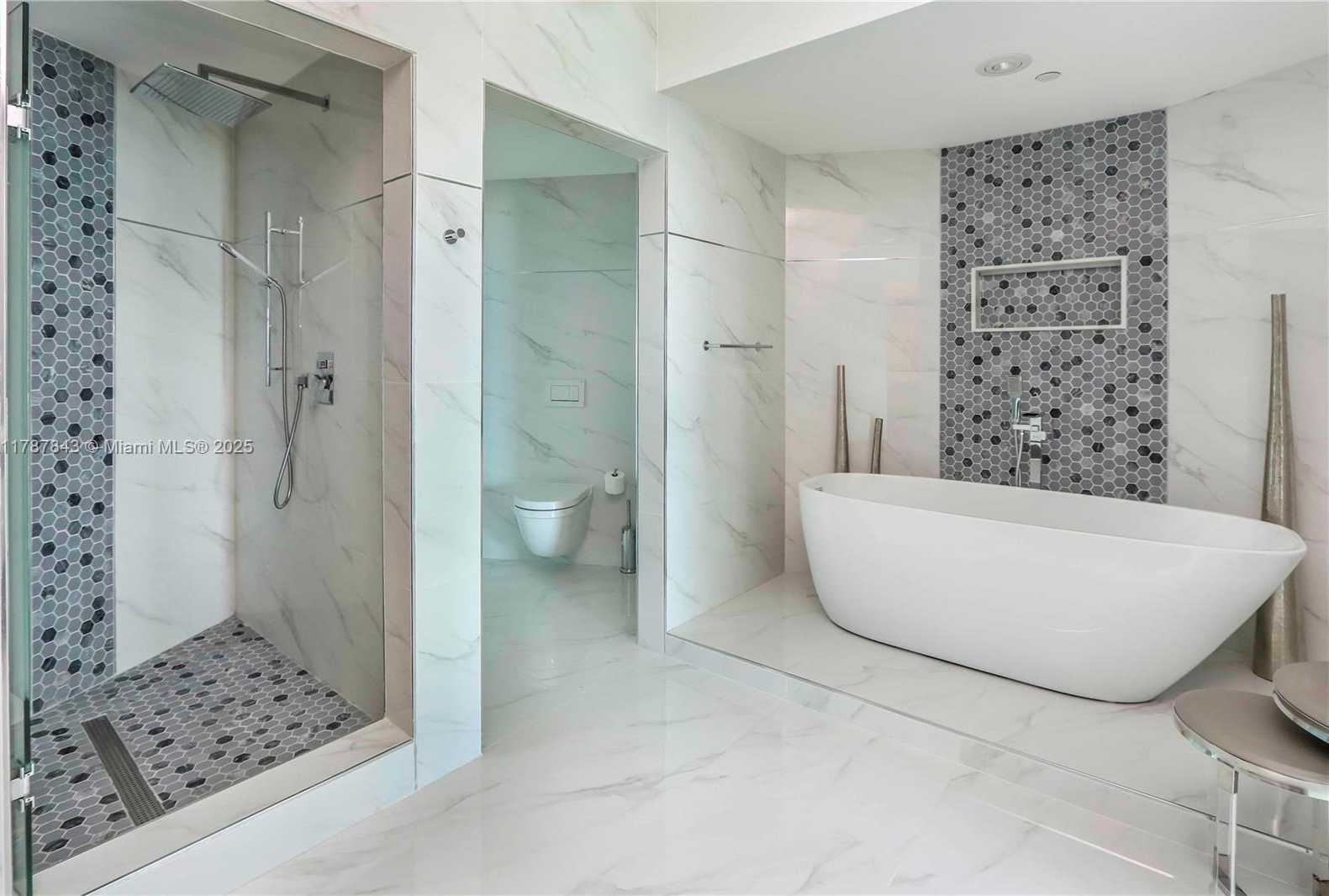 Small Image of 300 SOUTH POINTE DR #2104, Miami Beach Number 16