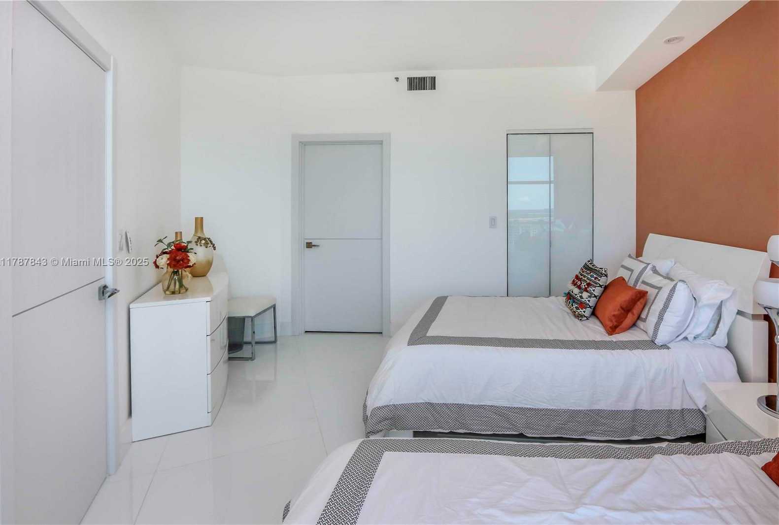Small Image of 300 SOUTH POINTE DR #2104, Miami Beach Number 20