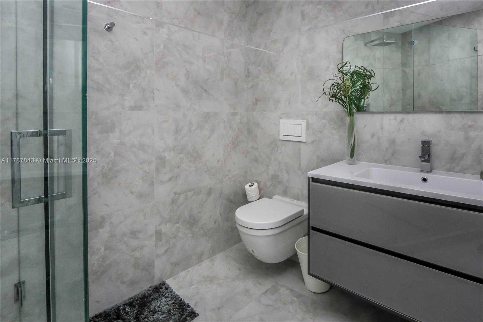 Small Image of 300 SOUTH POINTE DR #2104, Miami Beach Number 21