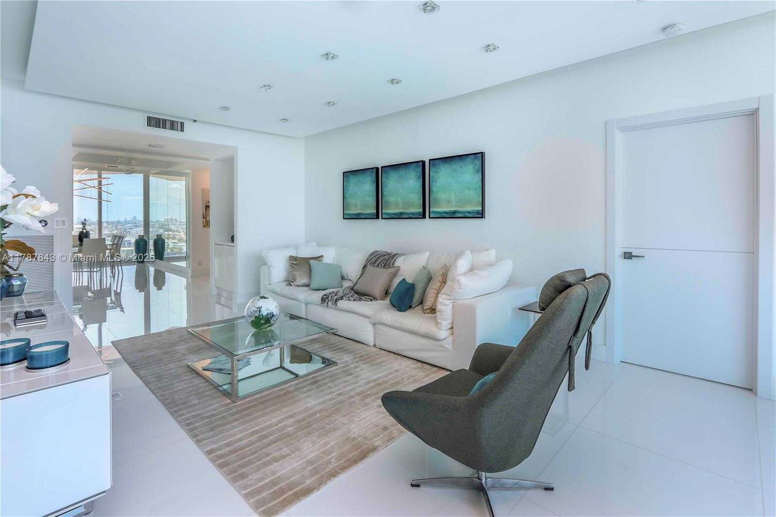 Small Image of 300 SOUTH POINTE DR #2104, Miami Beach Number 23
