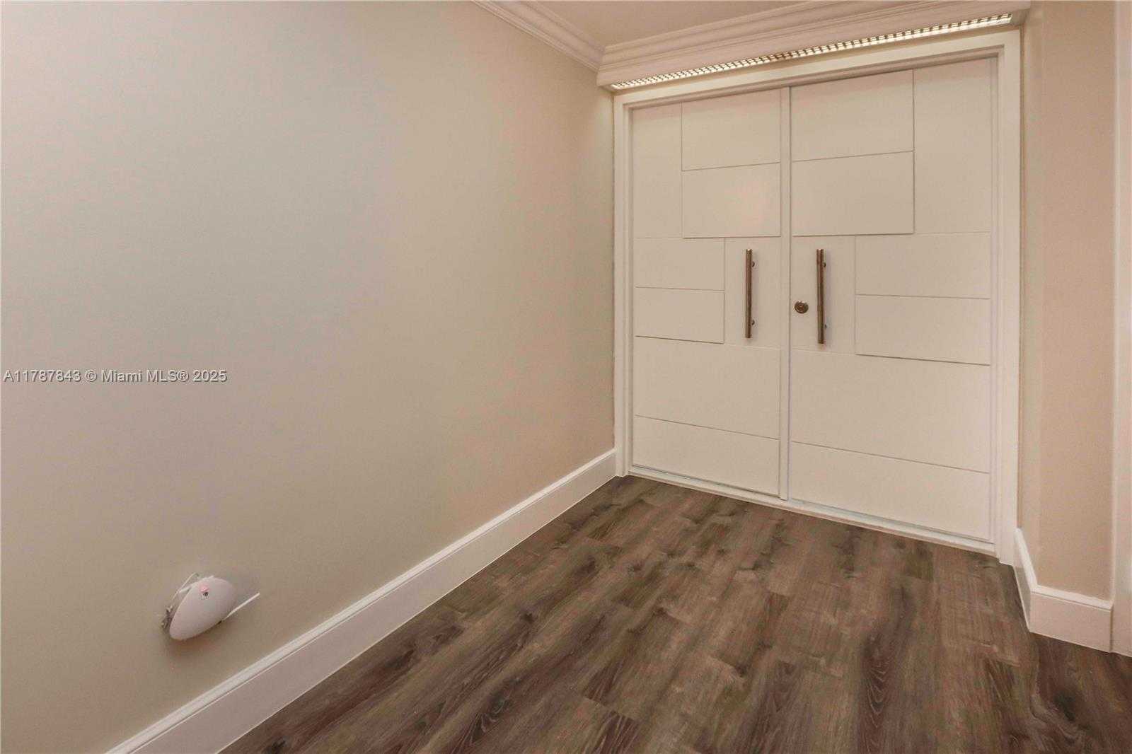 Small Image of 300 SOUTH POINTE DR #2104, Miami Beach Number 32