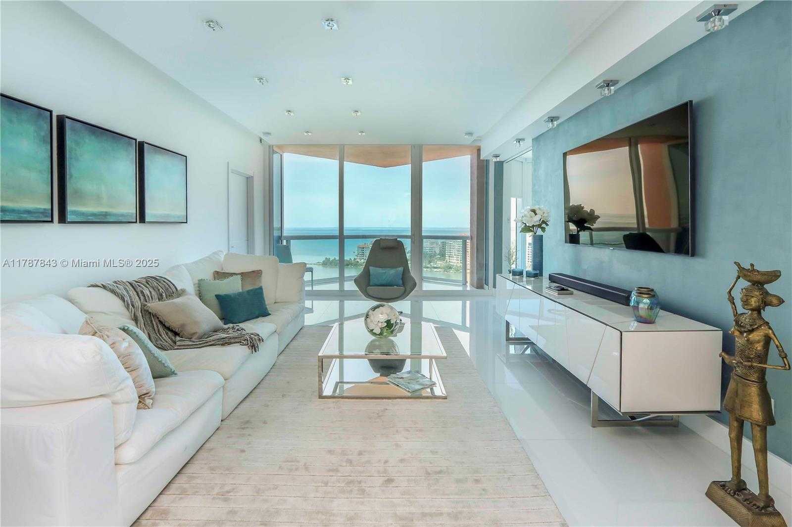 Small Image of 300 SOUTH POINTE DR #2104, Miami Beach Number 4