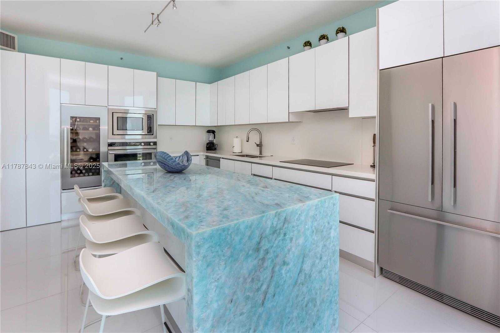 Small Image of 300 SOUTH POINTE DR #2104, Miami Beach Number 9