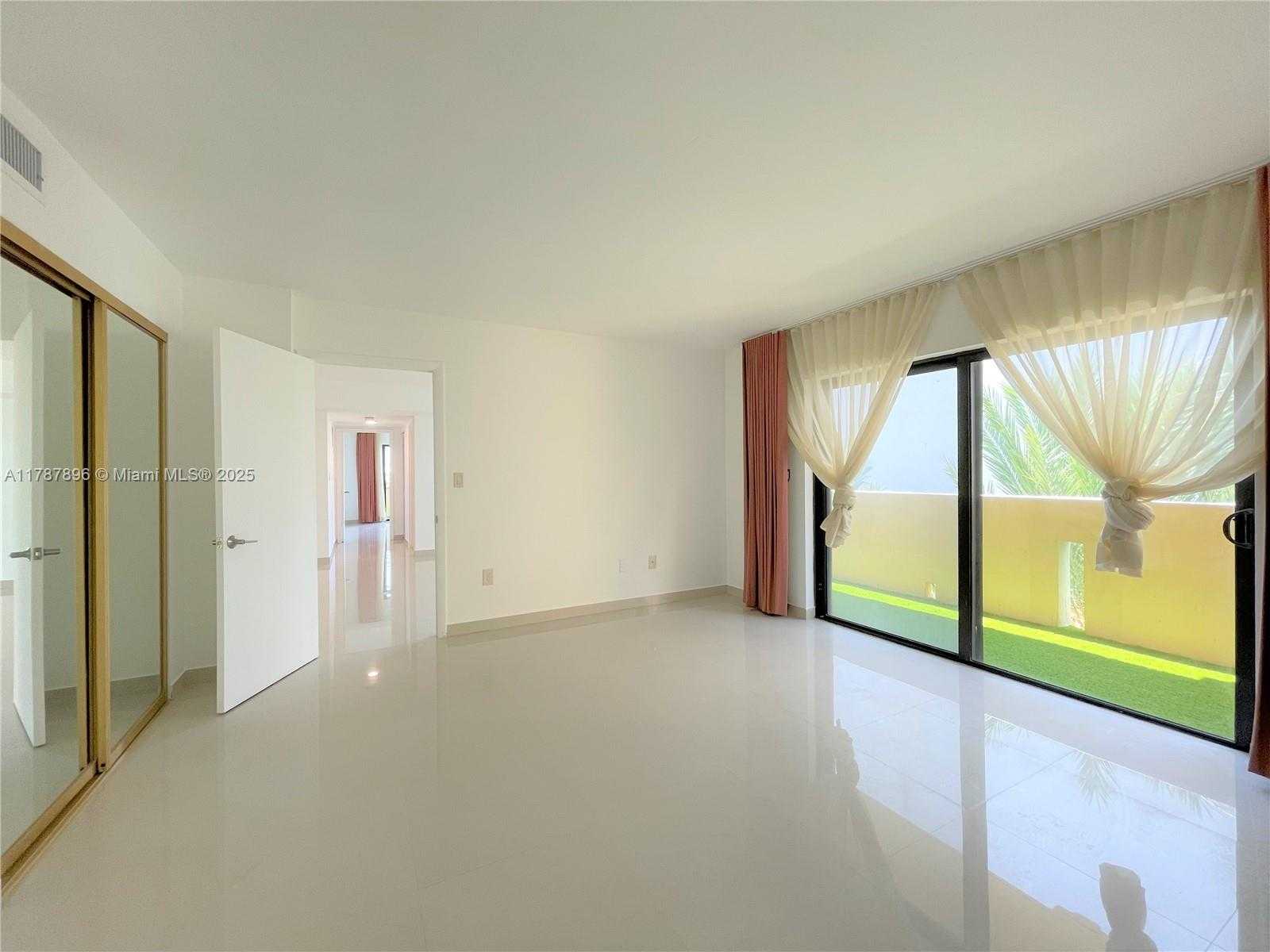 Small Image of 2924 COLLINS AVE #403, Miami Beach Number 10