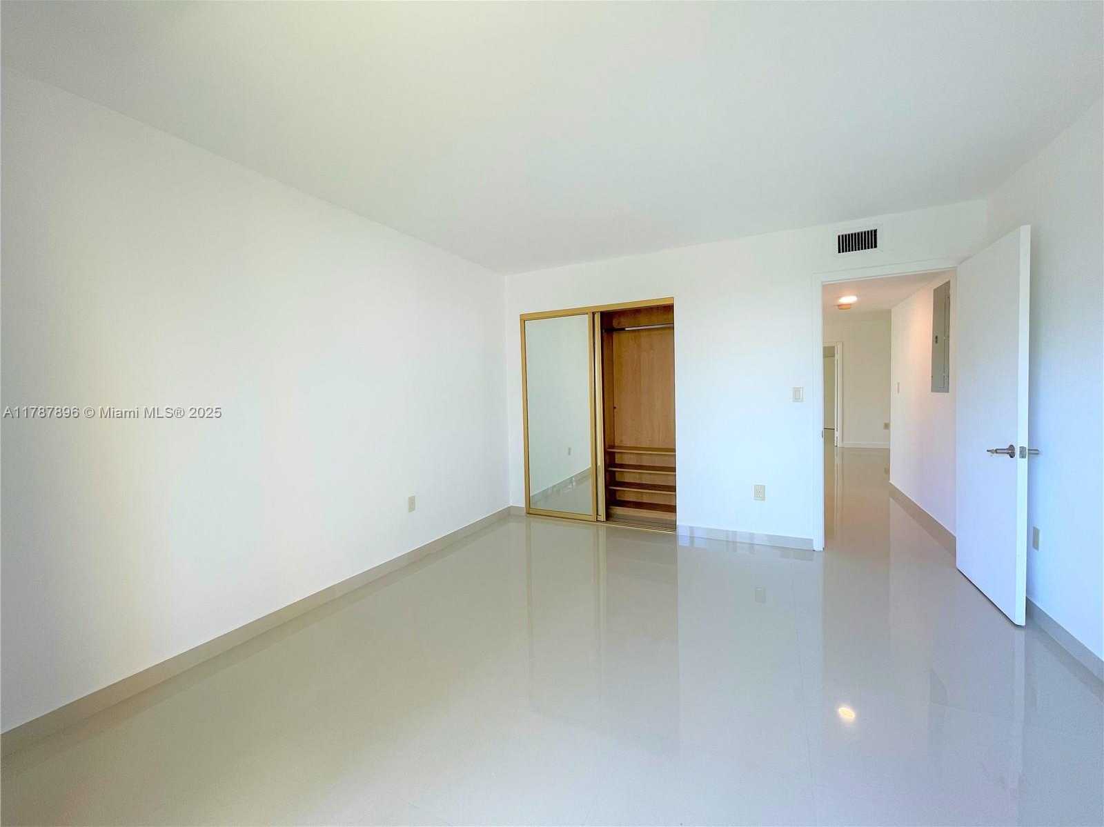 Small Image of 2924 COLLINS AVE #403, Miami Beach Number 12