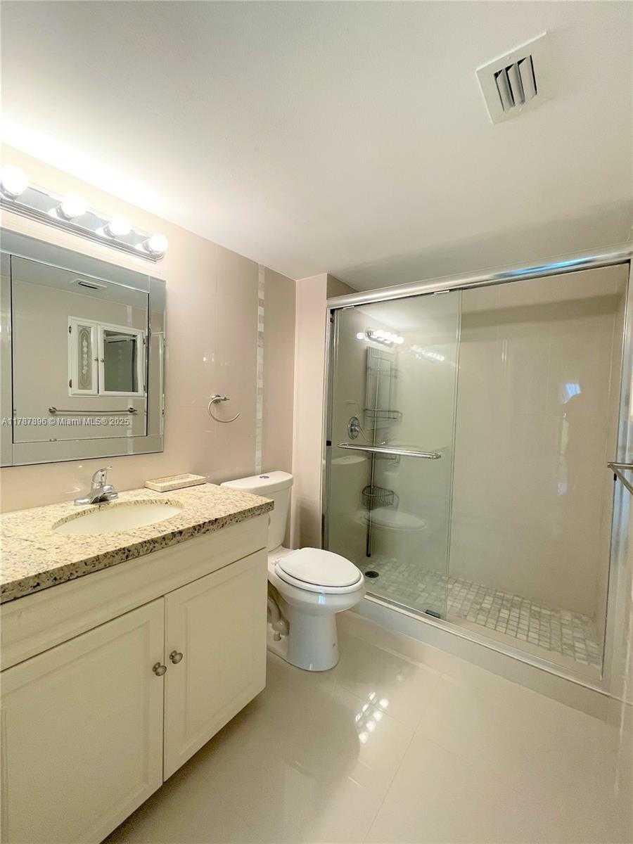 Small Image of 2924 COLLINS AVE #403, Miami Beach Number 13