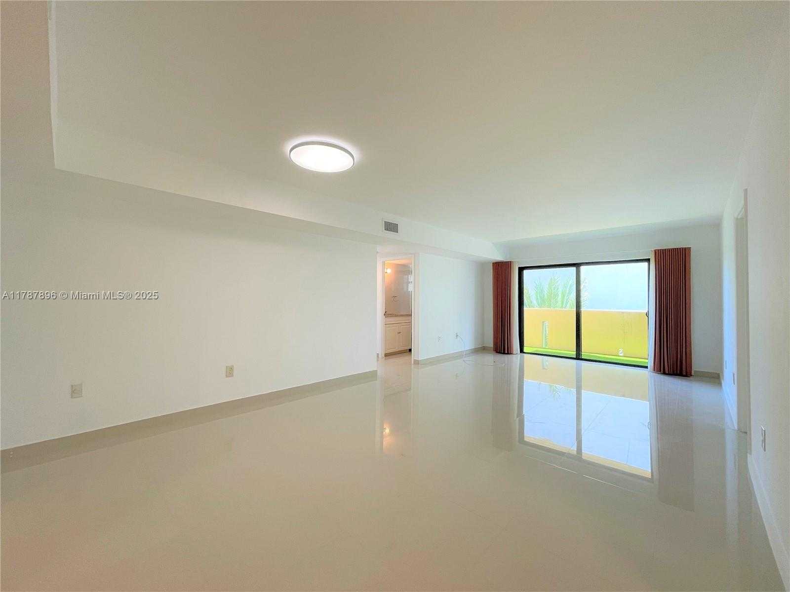 Small Image of 2924 COLLINS AVE #403, Miami Beach Number 4