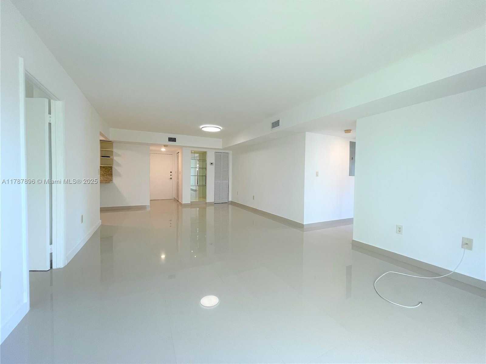 Small Image of 2924 COLLINS AVE #403, Miami Beach Number 6
