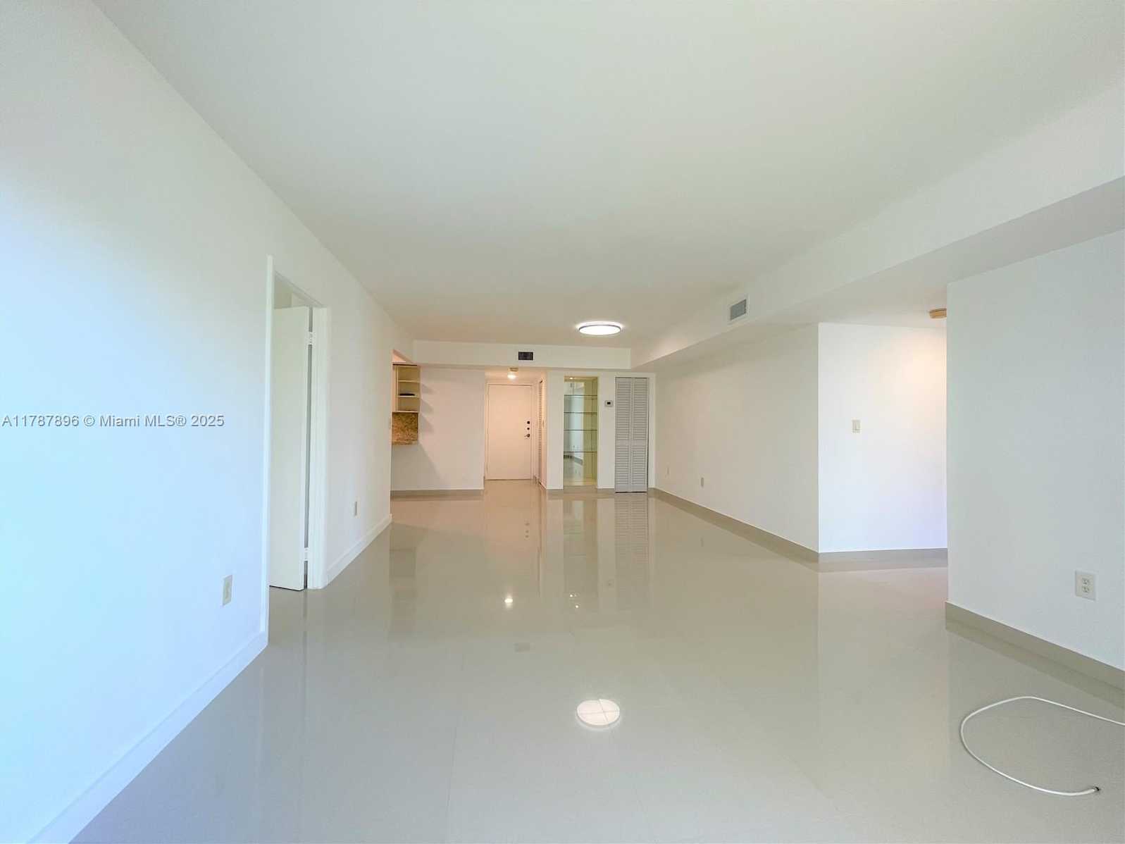 Small Image of 2924 COLLINS AVE #403, Miami Beach Number 8