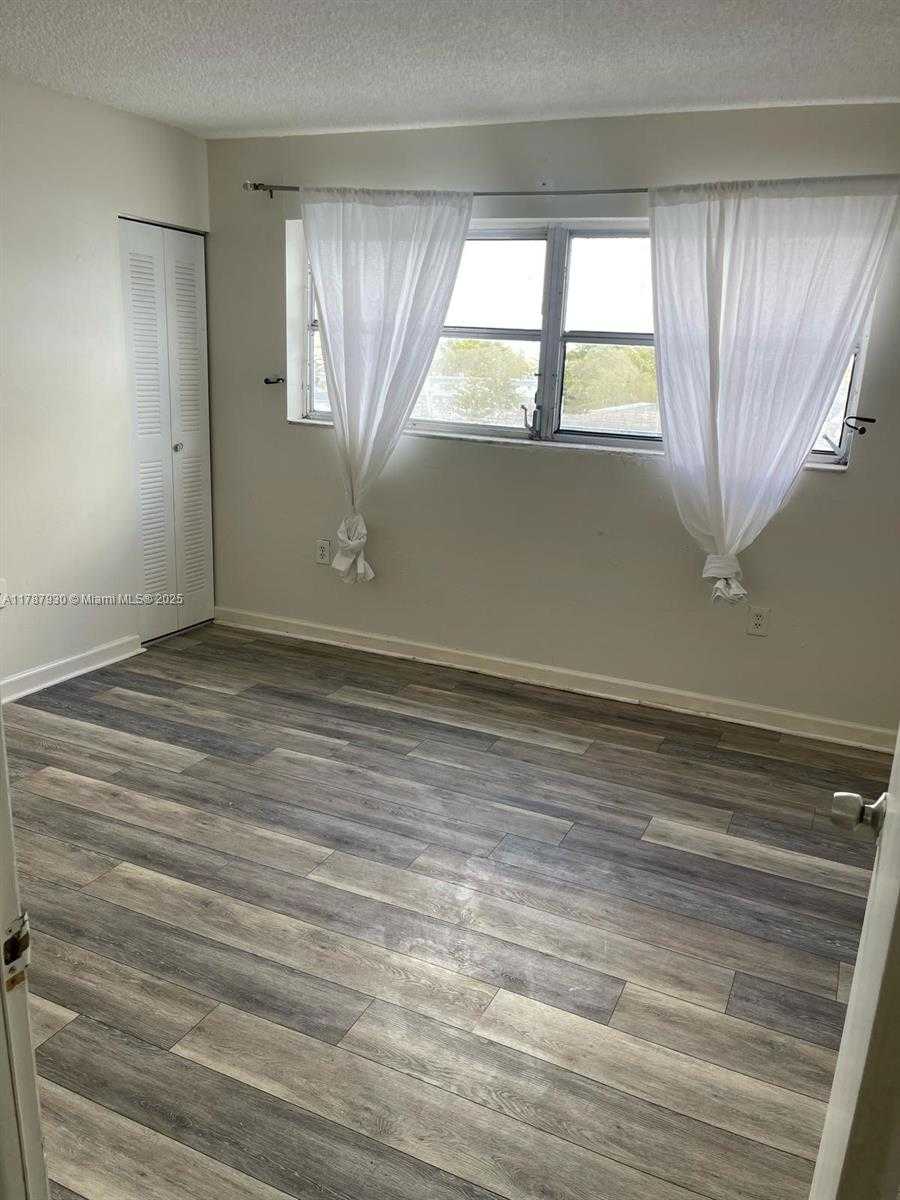 Small Image of 9375 FONTAINEBLEAU BLVD #L426, Miami Number 3
