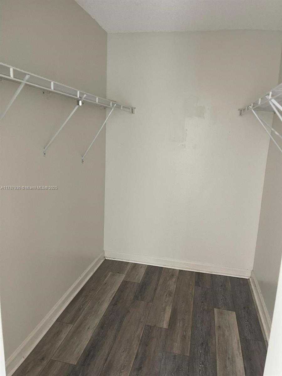 Small Image of 9375 FONTAINEBLEAU BLVD #L426, Miami Number 5