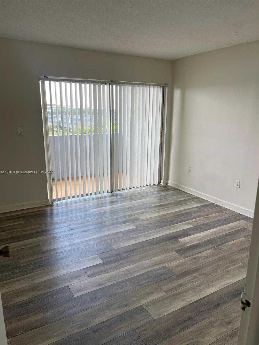 Small Image of 9375 FONTAINEBLEAU BLVD #L426, Miami Number 6
