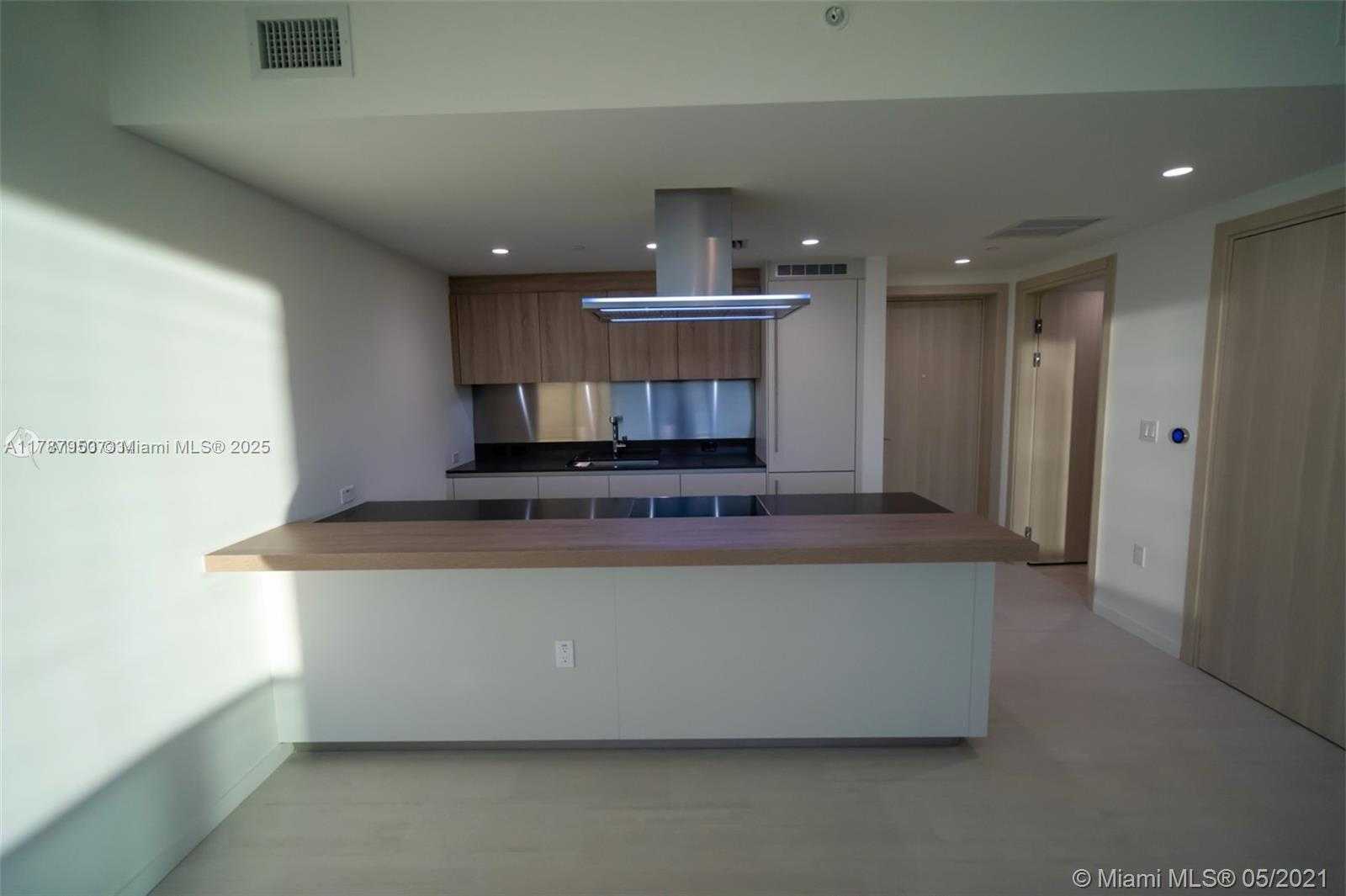 Small Image of 1000 BRICKELL PLZ #2706, Miami Number 4