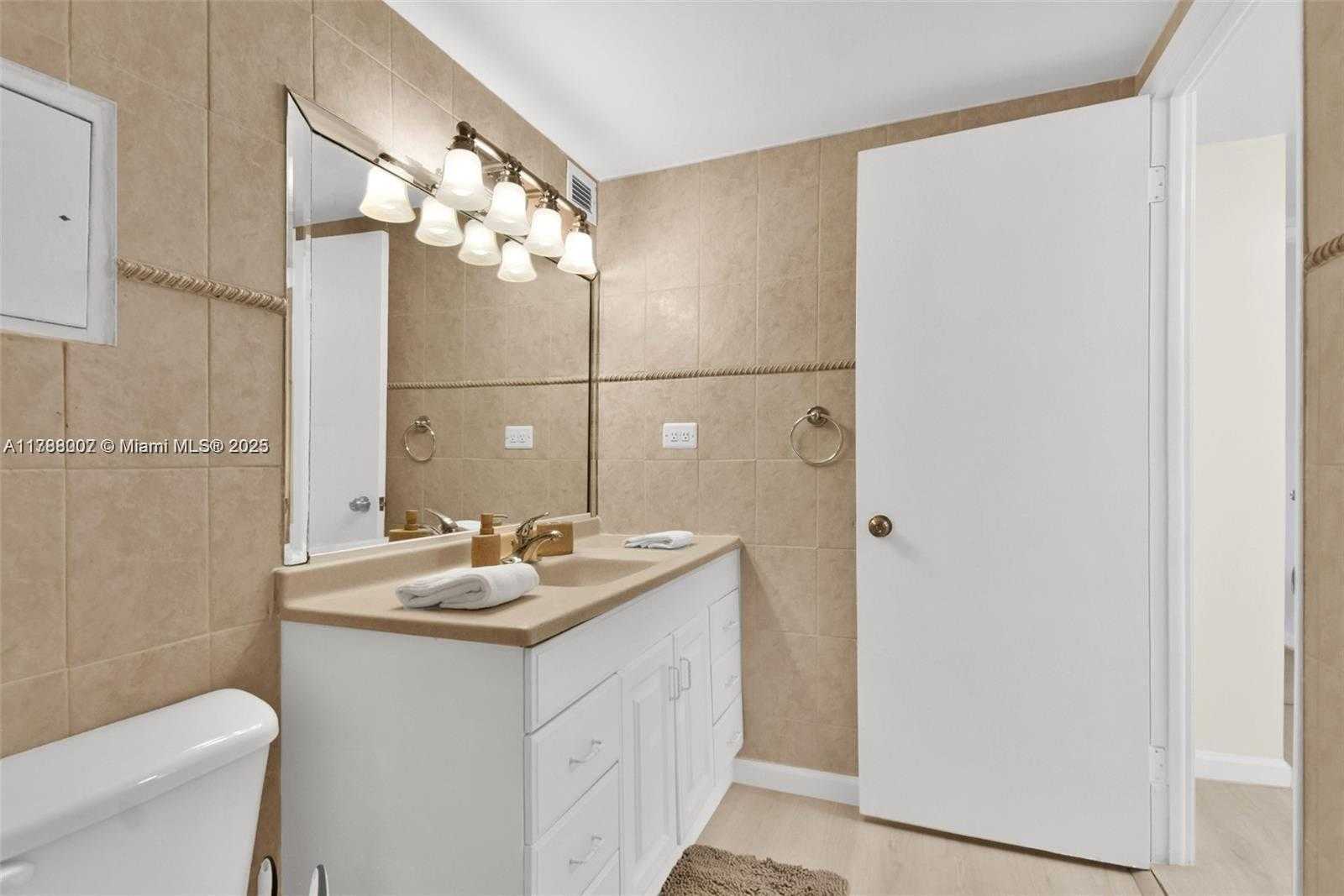 Small Image of 2301 COLLINS AVE #425, Miami Beach Number 14