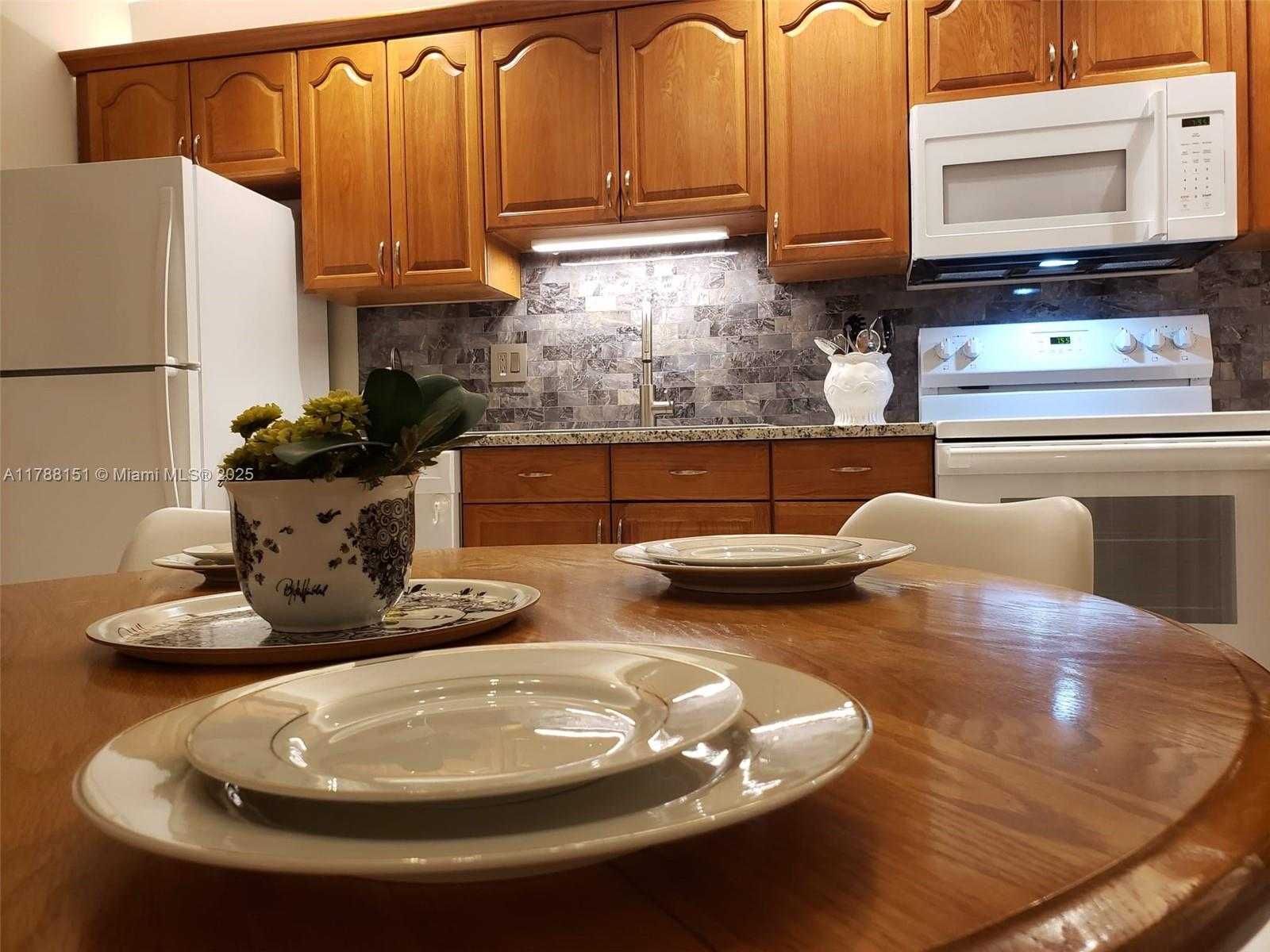 Small Image of 1520 MCKINLEY ST #118E, Hollywood Number 3