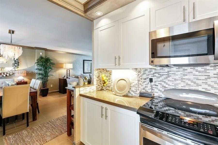 Small Image of 220 KINGS POINT DR #514, Sunny Isles Beach Number 10