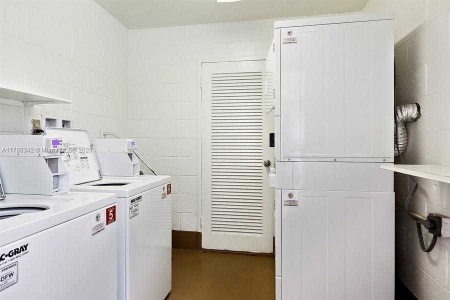 Small Image of 220 KINGS POINT DR #514, Sunny Isles Beach Number 11