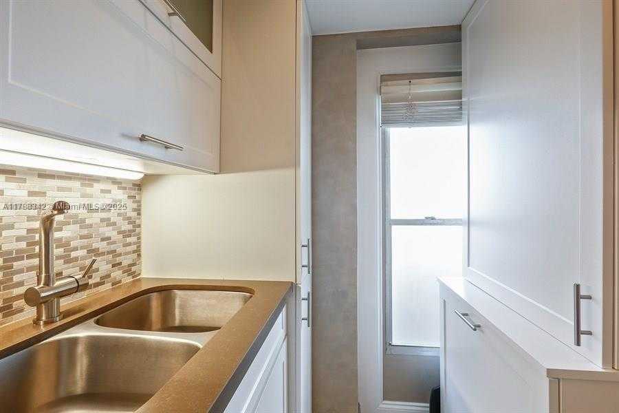 Small Image of 220 KINGS POINT DR #514, Sunny Isles Beach Number 9