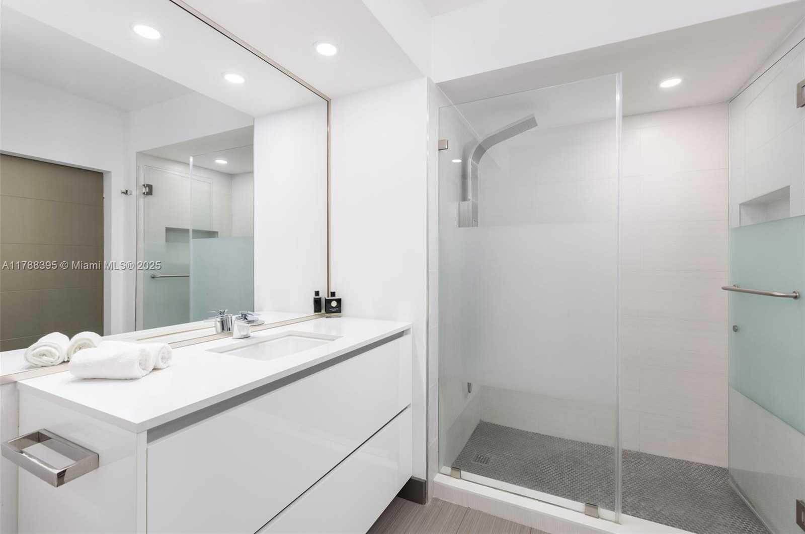 Small Image of 1330 WEST AVE #1813, Miami Beach Number 19