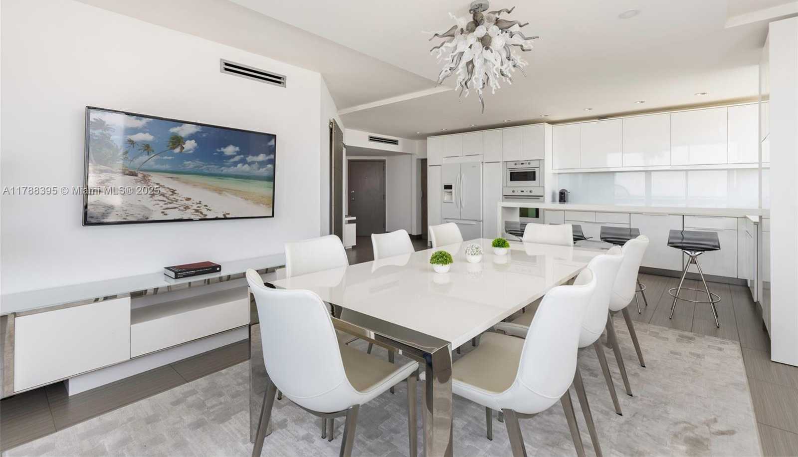 Small Image of 1330 WEST AVE #1813, Miami Beach Number 2