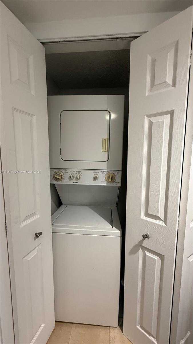 Small Image of 540 BRICKELL KEY DR #1124, Miami Number 12