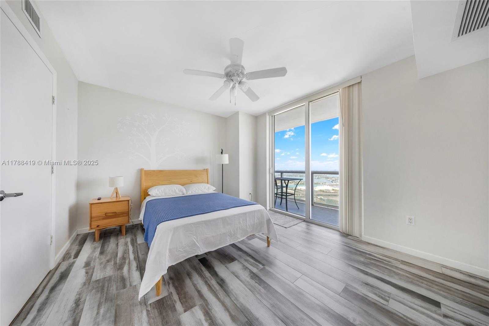 Small Image of 50 Biscayne Blvd, Miami, FL 33132, USA Number 20
